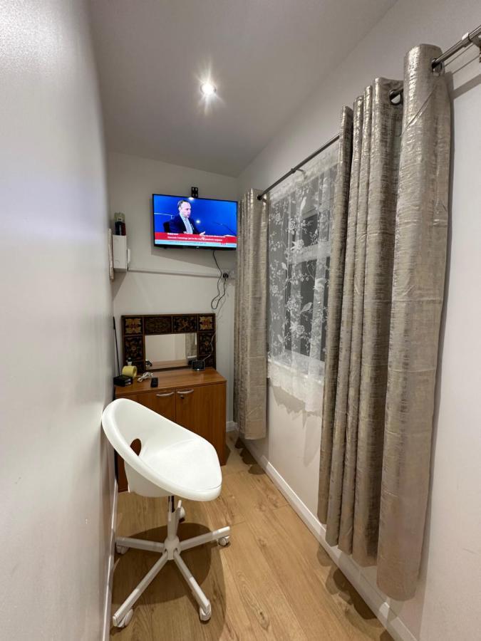 Luxury Ensuite 2Nd Studio Flat With Great Views In Keedonwood Road With Fully Own Bathroom Newly Added And Private Kitchenette บรอมลีย์ ภายนอก รูปภาพ