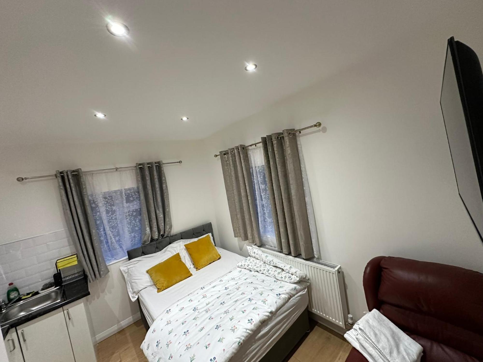 Luxury Ensuite 2Nd Studio Flat With Great Views In Keedonwood Road With Fully Own Bathroom Newly Added And Private Kitchenette บรอมลีย์ ภายนอก รูปภาพ